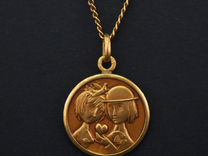 Chaine en or jaune. Poids. 4,89 g  (accidentée) On y joint un pendenti