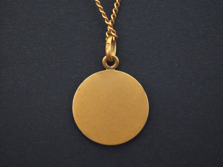 Chaine en or jaune. Poids. 4,89 g  (accidentée) On y joint un pendenti