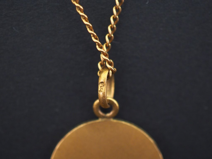 Chaine en or jaune. Poids. 4,89 g  (accidentée) On y joint un pendenti