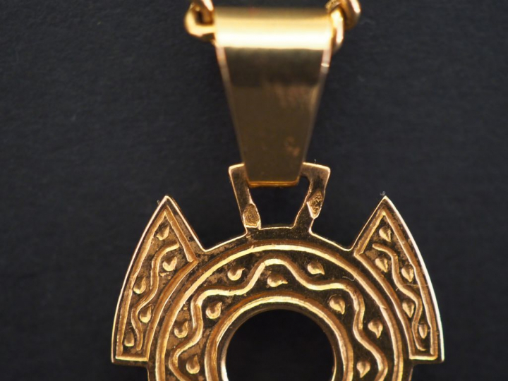 Pendentif en forme de croix du Sud et sa chaine en or jaune. Long de l