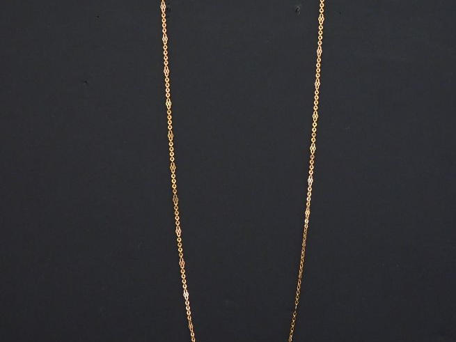 	Sautoir en or jaune, maille forçat alterné de maillons quadrilobés. L