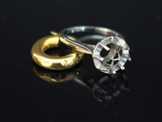 Vente aux enchères Ensemble comprenant :  - une monture de bague en or blanc et platine. 