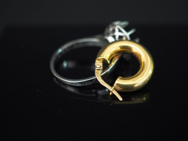 Ensemble comprenant :  - une monture de bague en or blanc et platine. 