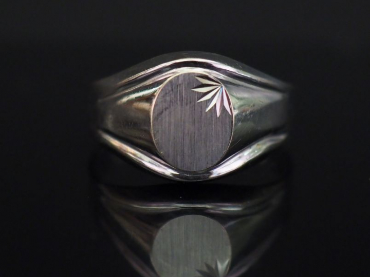 	Bague chevalière en or blanc, à décor d’étoile tronquée sur le côté s