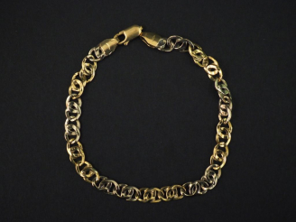 Vente aux enchères Bracelet articulé deux tons d’or, à décor de maillons entrelacés. Long