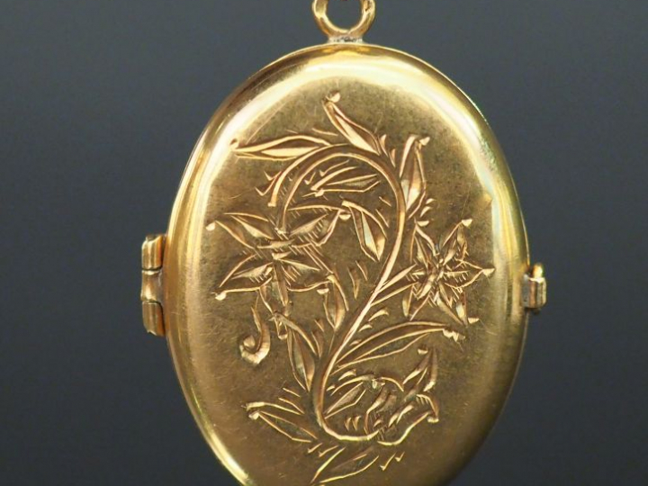 	Pendentif porte-photo Napoléon III en or jaune, à décor de motif feui
