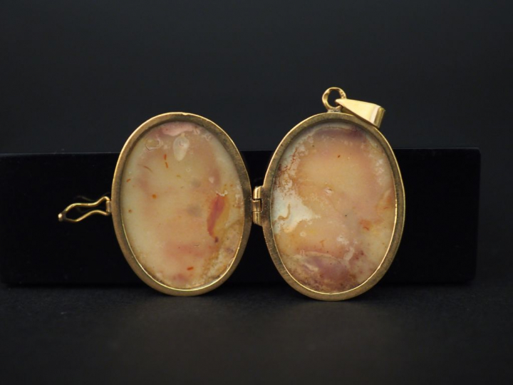 	Pendentif porte-photo Napoléon III en or jaune, à décor de motif feui