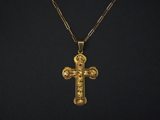 Vente aux enchères Pendentif en or jaune en forme de croix, à décor ajouré de feuilles.  