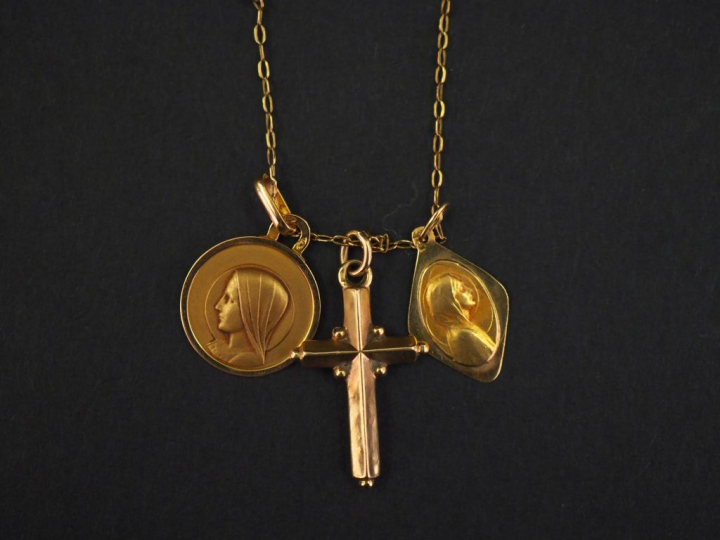 	Ensemble comprenant :  - deux différentes médailles religieuses en or