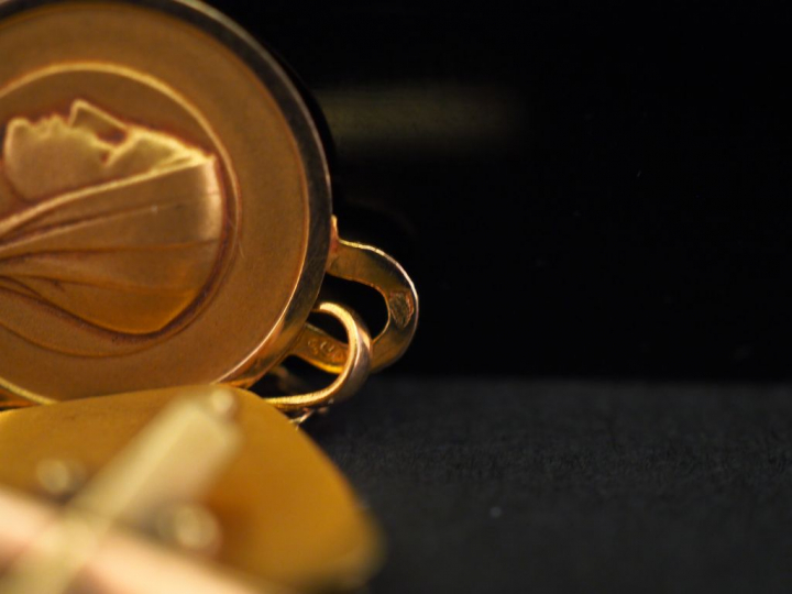 	Ensemble comprenant :  - deux différentes médailles religieuses en or