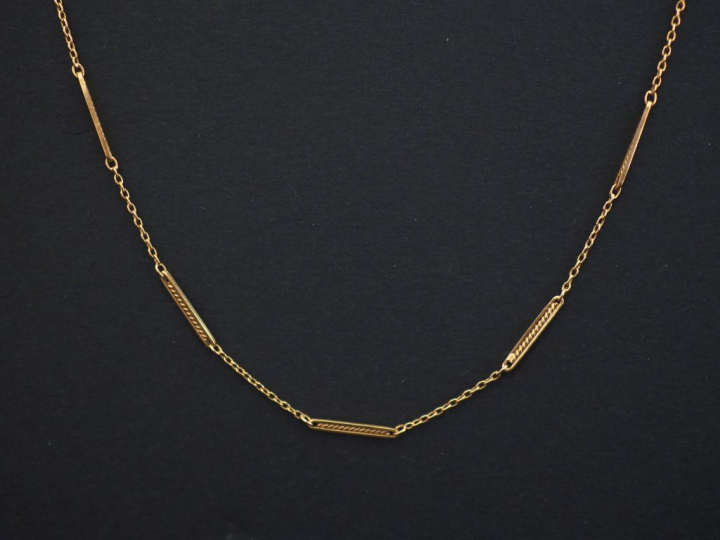 	Chaine en or jaune, à décor de maillons ovales filigranés. Long. 45 c