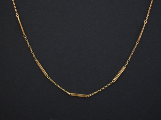 Vente aux enchères 	Chaine en or jaune, à décor de maillons ovales filigranés. Long. 45 c