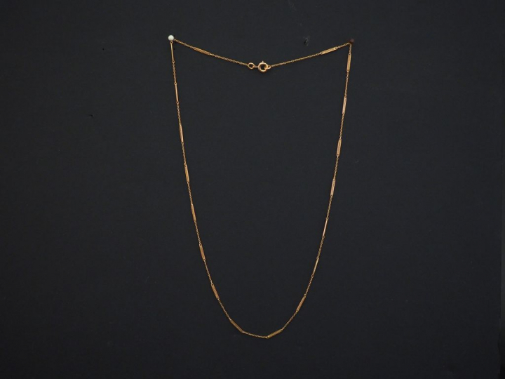 	Chaine en or jaune, à décor de maillons ovales filigranés. Long. 45 c