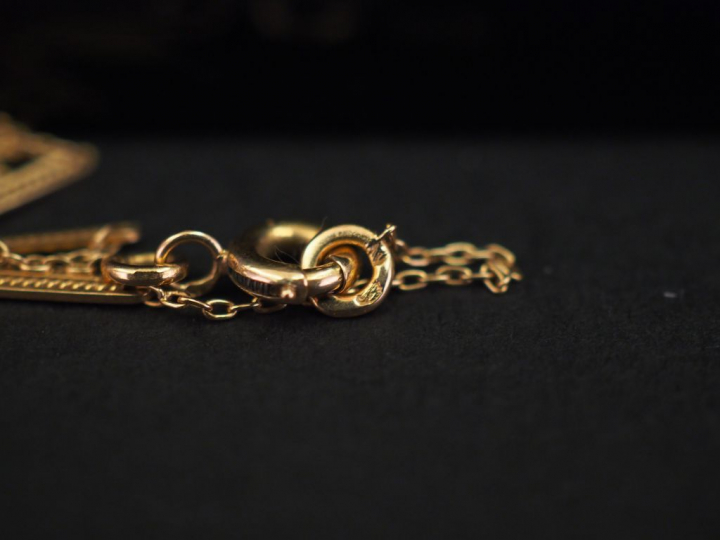 	Chaine en or jaune, à décor de maillons ovales filigranés. Long. 45 c