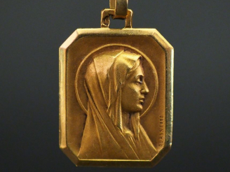 Vente aux enchères Médaille religieuse octogonale en or jaune, figurant la Sainte Vierge.