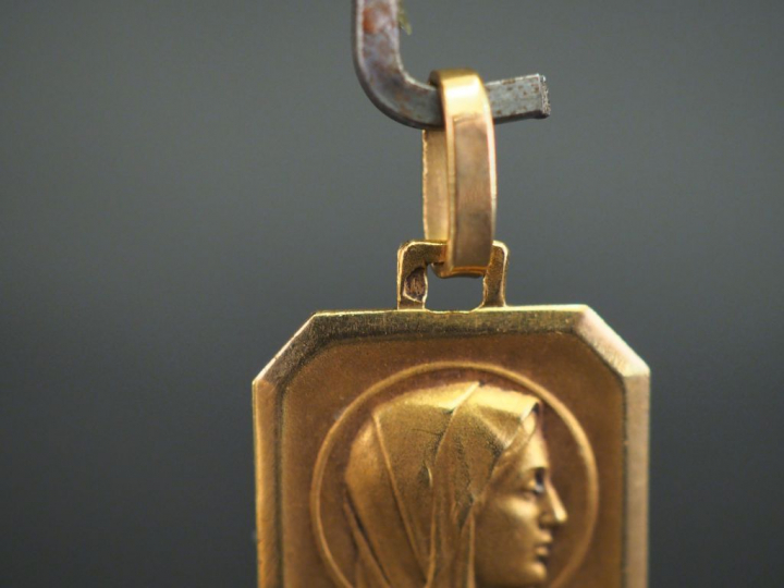 Médaille religieuse octogonale en or jaune, figurant la Sainte Vierge.