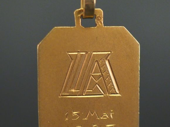 Médaille religieuse octogonale en or jaune, figurant la Sainte Vierge.