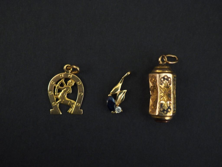 Ensemble comprenant :  - un petit pendentif en or jaune, à décor de ce