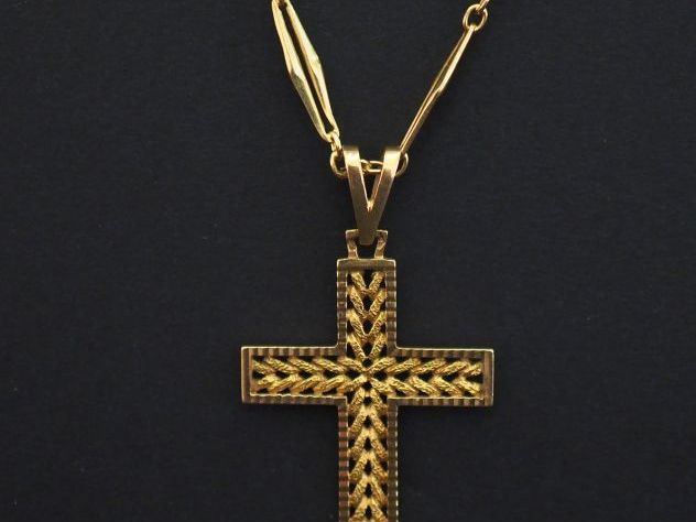 Ensemble comprenant :  - une chaine en or jaune, composée de maillons 