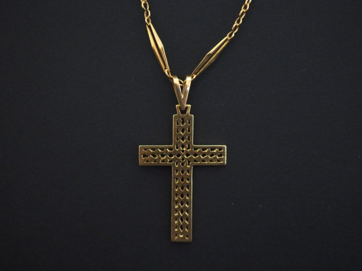 Ensemble comprenant :  - une chaine en or jaune, composée de maillons 