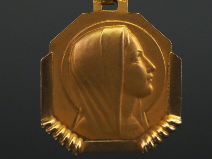 Médaille religieuse de style Art déco en or jaune figurant la Sainte V