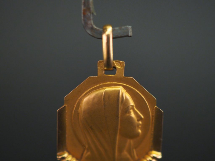 Médaille religieuse de style Art déco en or jaune figurant la Sainte V