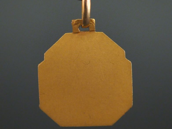 Médaille religieuse de style Art déco en or jaune figurant la Sainte V