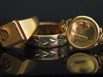 Vente aux enchères 	Ensemble comprenant :  - une alliance deux tons d’or, à décor gravé. 