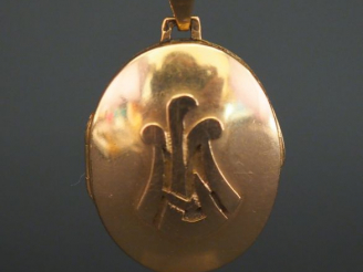 Vente aux enchères Pendentif porte-photo en or jaune, à décor appliqué de monogramme. Poi