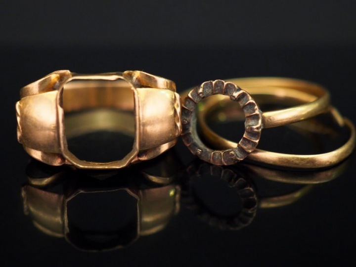 Ensemble comprenant :  - une monture de bague de style 1940 en or jaun