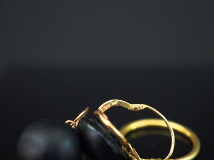 Ensemble comprenant :  - une paire de boucles d’oreilles en or jaune e