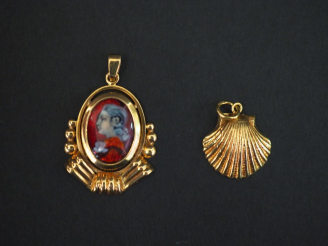 Vente aux enchères Ensemble comprenant :  - un pendentif en or jaune, en forme de coquill