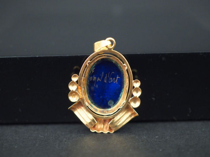 Ensemble comprenant :  - un pendentif en or jaune, en forme de coquill