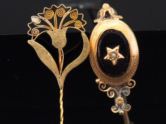 Vente aux enchères Petite épingle à cravate en or jaune, à décor de motif floral. Long. 5