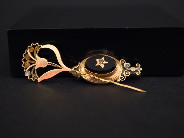 Petite épingle à cravate en or jaune, à décor de motif floral. Long. 5