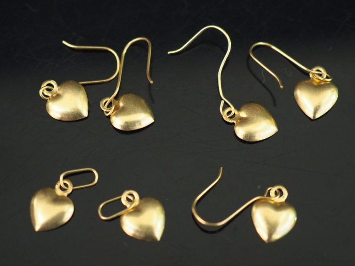 Deux paires de boucles d’oreilles en or jaune, à décor d’une pendeloqu