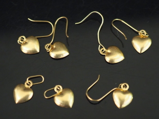 Vente aux enchères Deux paires de boucles d’oreilles en or jaune, à décor d’une pendeloqu