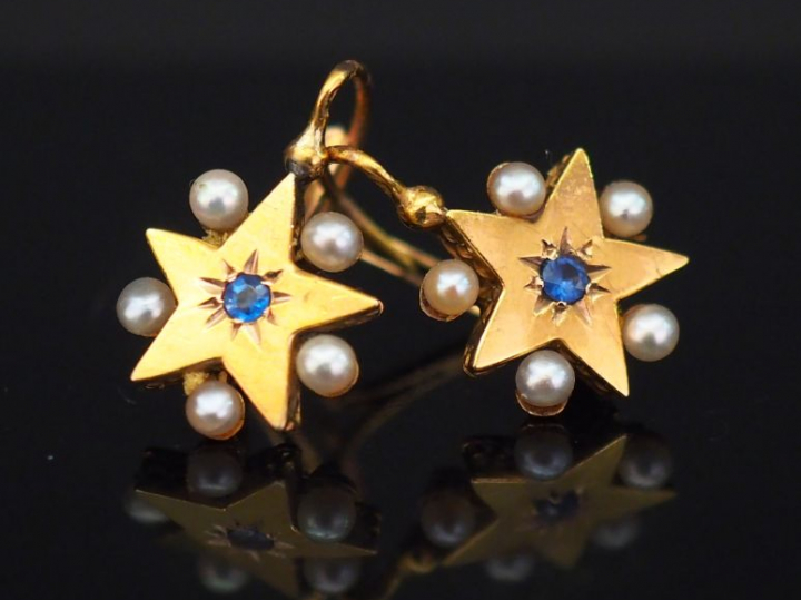 Paire de boucles d'oreilles en or jaune, perles et pierre bleue en for