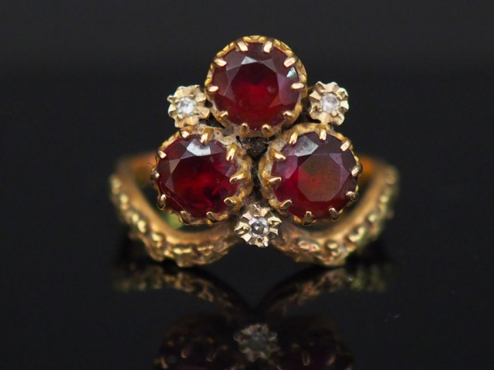 Bague en or jaune, sertie de trois grenats et de trois petits diamants