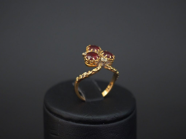 Bague en or jaune, sertie de trois grenats et de trois petits diamants