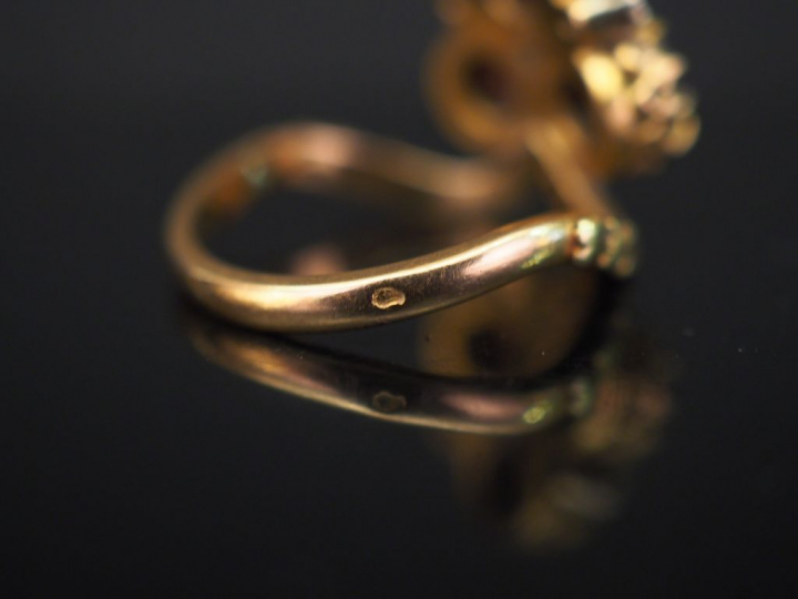 Bague en or jaune, sertie de trois grenats et de trois petits diamants