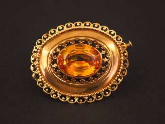 Vente aux enchères 	Broche/pendentif en or jaune, serti en son centre d’un quartz. Jolie 