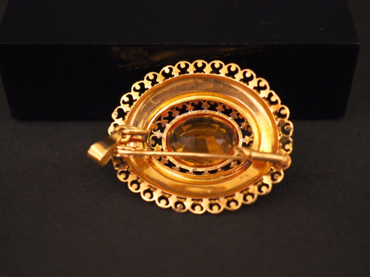	Broche/pendentif en or jaune, serti en son centre d’un quartz. Jolie 