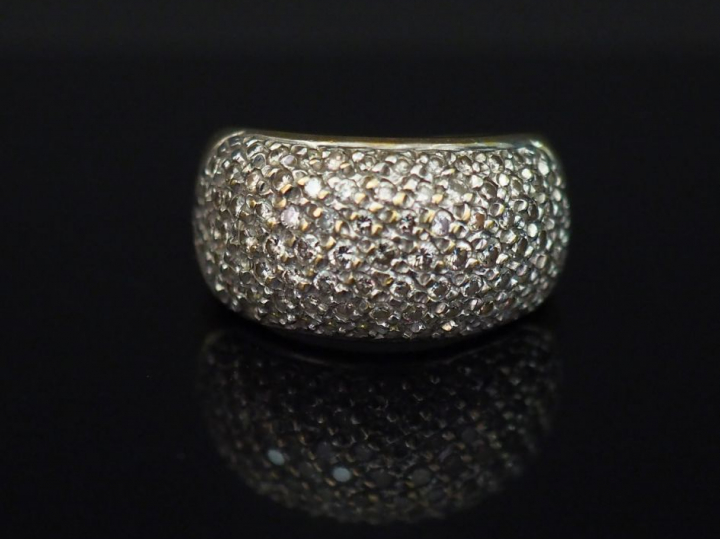 Bague dôme en or jaune, à décor d’un pavage de petits diamants. TDD. 5