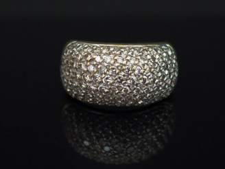 Vente aux enchères Bague dôme en or jaune, à décor d’un pavage de petits diamants. TDD. 5