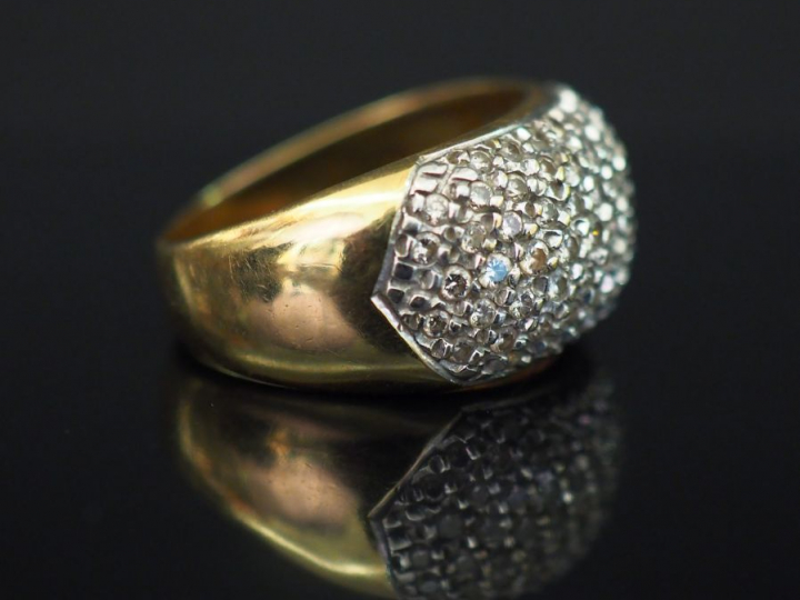 Bague dôme en or jaune, à décor d’un pavage de petits diamants. TDD. 5