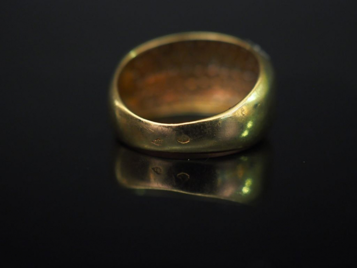 Bague dôme en or jaune, à décor d’un pavage de petits diamants. TDD. 5