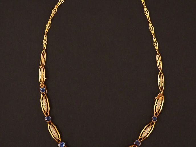 Collier de style Art déco en or jaune, maillons géométriques sertis d’