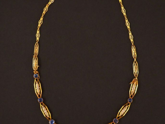 Vente aux enchères Collier de style Art déco en or jaune, maillons géométriques sertis d’