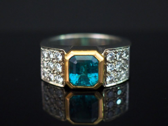 Vente aux enchères Bague en or blanc et or jaune, sertie en son centre d’une émeraude épa